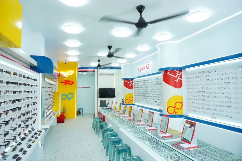 Interior toko Optik K2 Ciledug dengan deretan frame kacamata