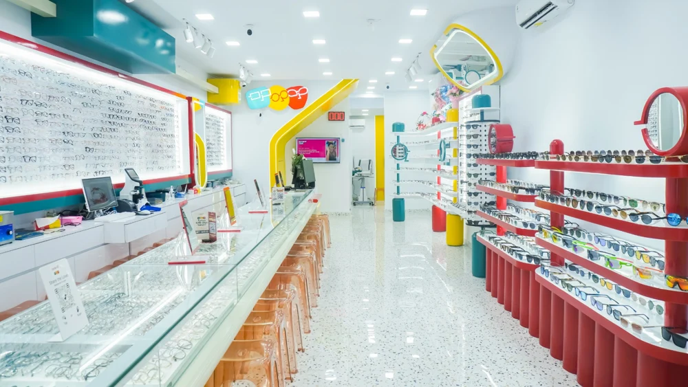 Interior toko Optik K2 Kelapa Gading dengan deretan frame kacamata