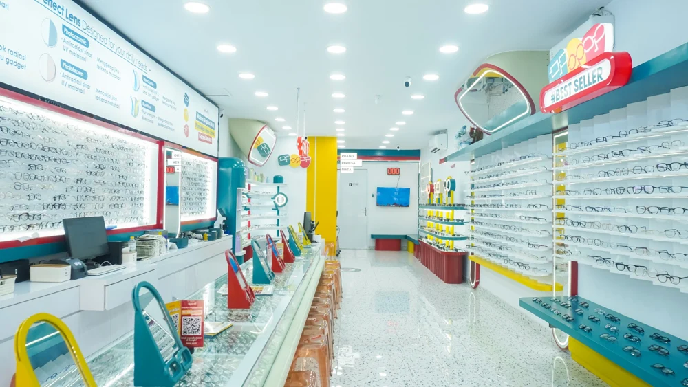 Interior toko Optik K2 Royal Baroe Serang dengan deretan frame kacamata
