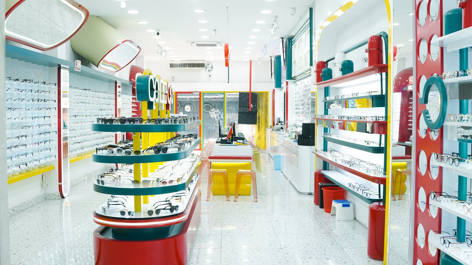 Interior toko Optik K2 Pasar Lama dengan display frame kacamata